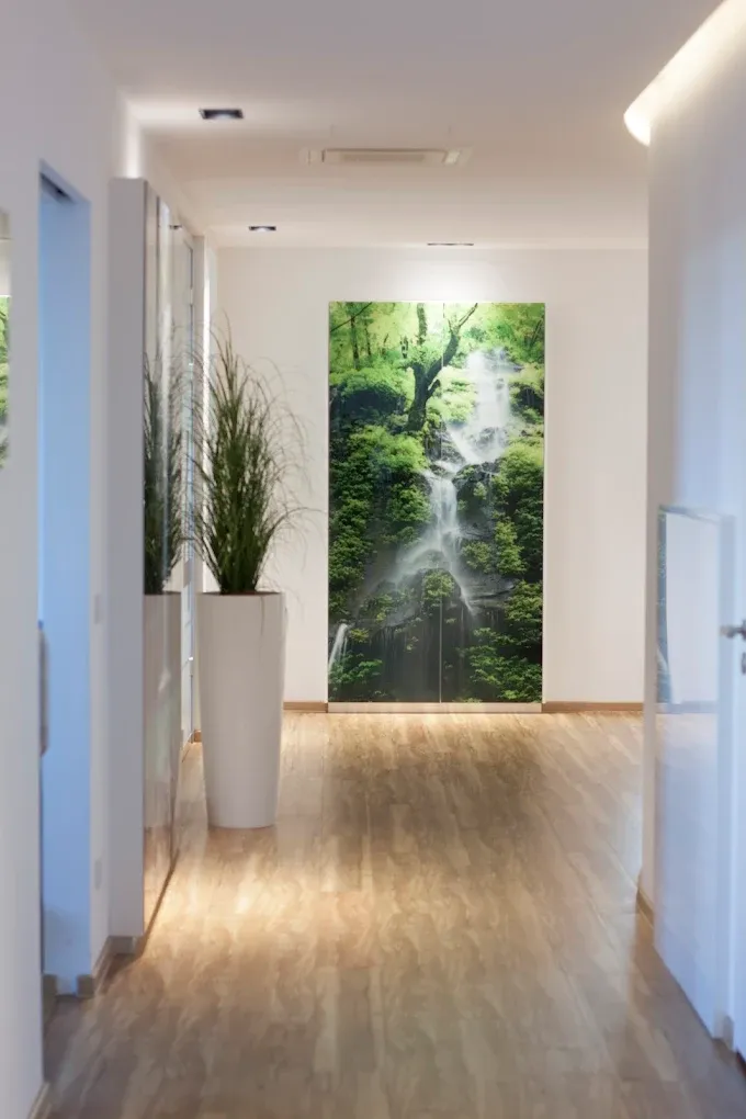 Heller Flur mit Wasserfall-Wandbild