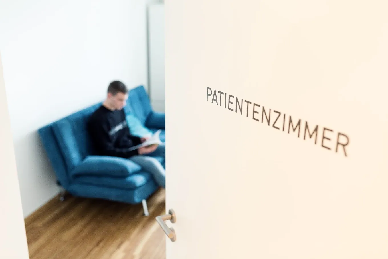 Patientenzimmer mit blauem Sofa