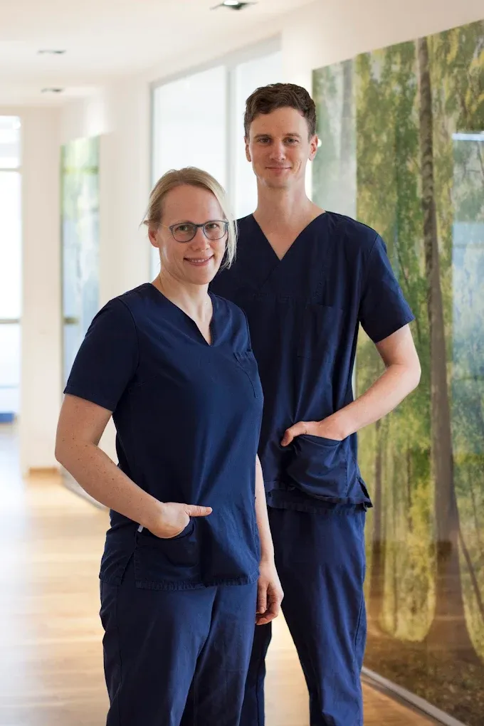 Team der MKG-Praxisklinik vor Birkenwand