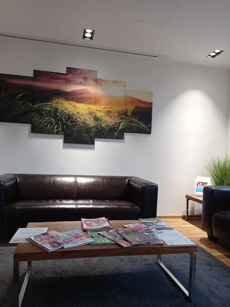 Wartebereich mit Ledersofa und Landschaftsbild